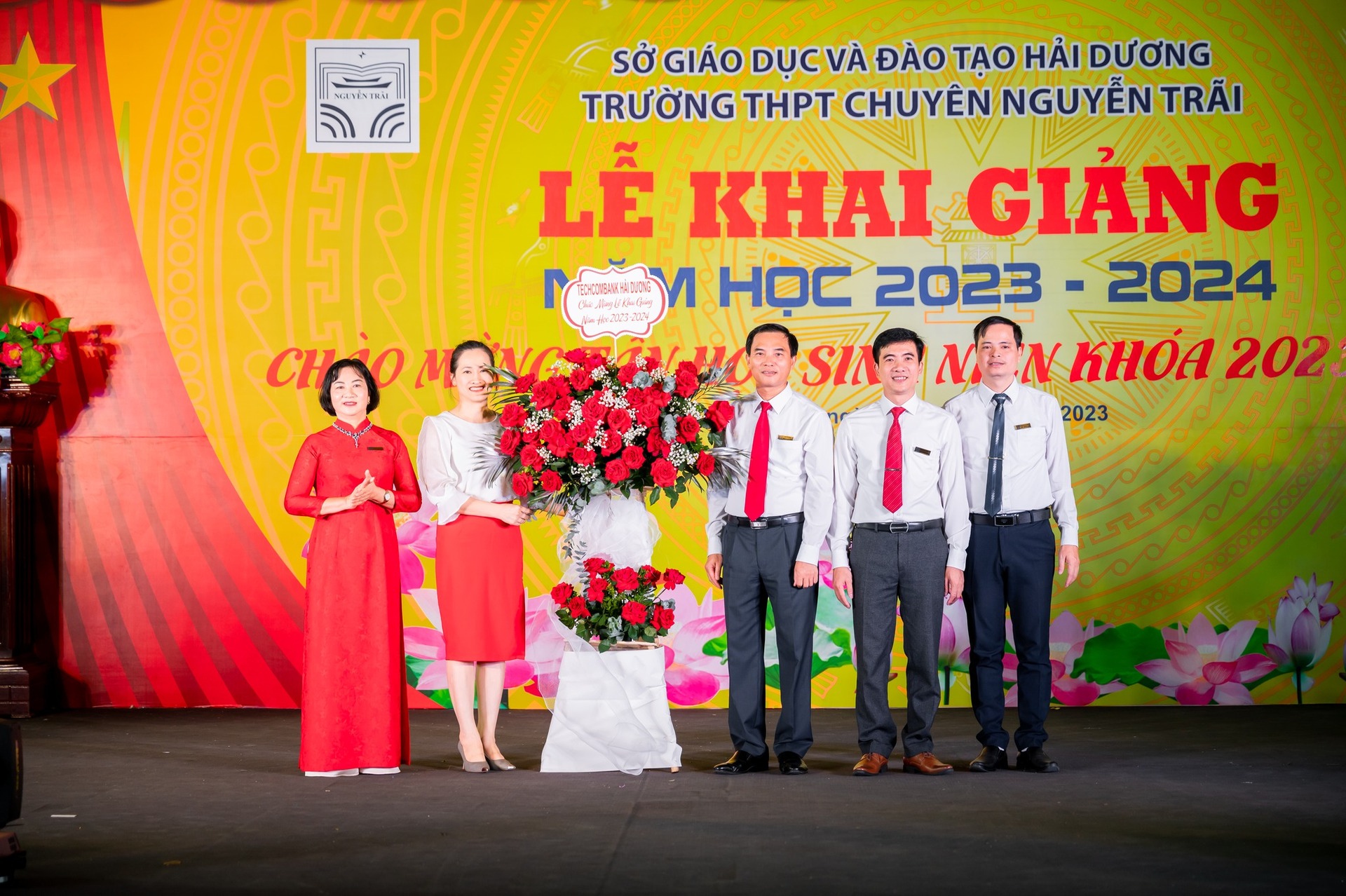 Nhấn để phóng to